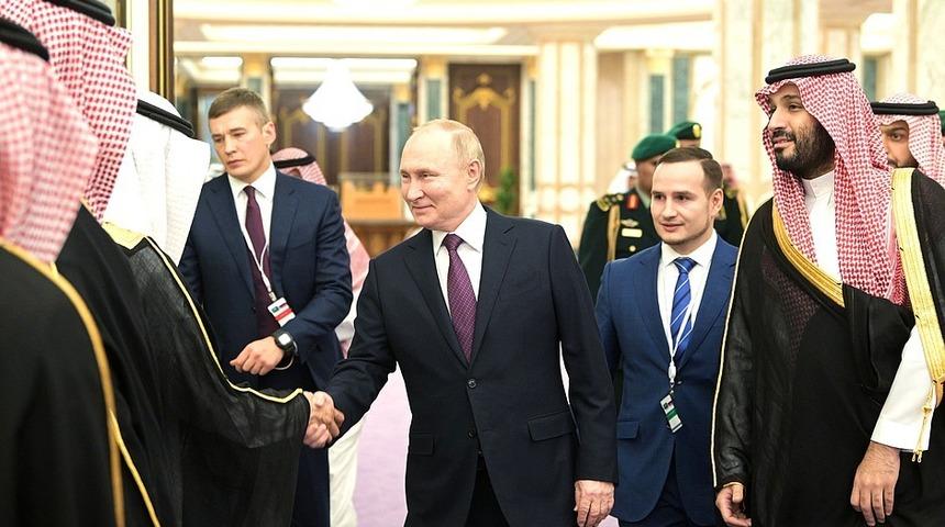 Putin, Suudi Arabistan Veliaht Prensi Selman ile bir araya geldi