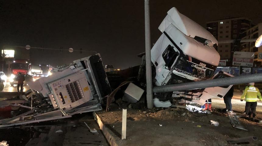 Kırıkkale'de trafik lambası direğine çarpan tırdaki 2 kişi yaralandı