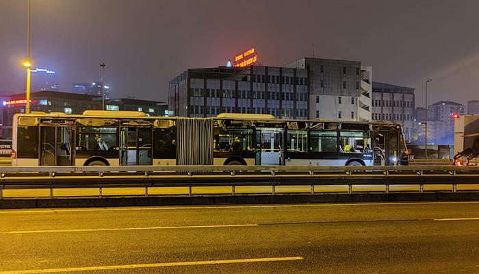 İstanbul’da metrobüs kaza yaptı! Bir yolcu yaralandı