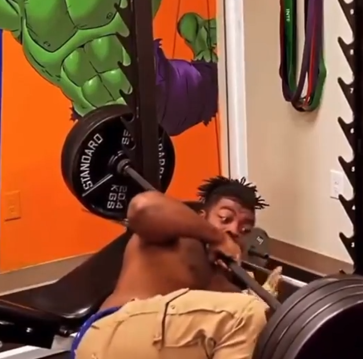 Halteri yanlışlıkla boğazına düşüren adam zor anlar yaşadı! Yanlış yaptığı hareketi yüzünden az kalsın ölüyordu G3