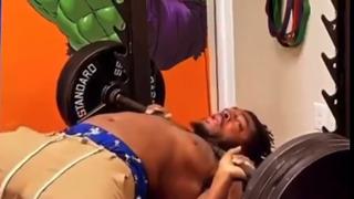 Halteri yanlışlıkla boğazına düşüren adam zor anlar yaşadı! Yanlış yaptığı hareketi yüzünden az kalsın ölüyordu