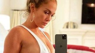 Jennifer Lopez göğüslerinin yarısını açık bırakan tarzıyla olay oldu