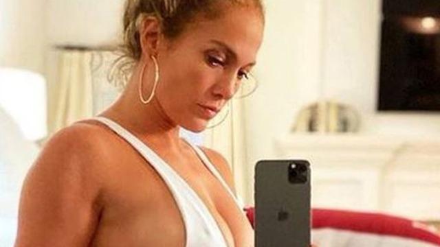 Jennifer Lopez göğüslerinin yarısını açık bırakan tarzıyla olay oldu