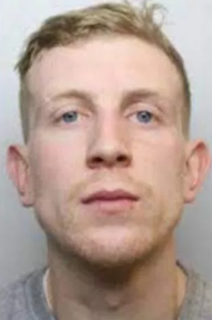 Trende yolcular arasında çıkan kavgada sinirler bir anda gerildi! Susmaları için uyaran adama saldıran üç kişi kulağını ısırarak koparttı G1