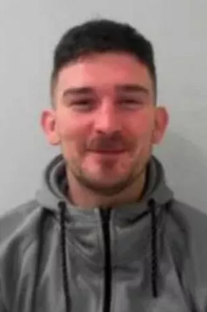 Trende yolcular arasında çıkan kavgada sinirler bir anda gerildi! Susmaları için uyaran adama saldıran üç kişi kulağını ısırarak koparttı G3