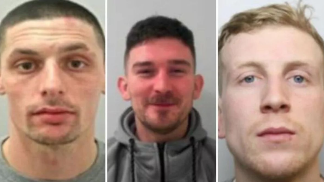 Trende yolcular arasında &ccedil;ıkan kavgada sinirler bir anda gerildi! Susmaları i&ccedil;in uyaran adama saldıran &uuml;&ccedil; kişi kulağını ısırarak koparttı