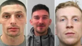 Trende yolcular arasında çıkan kavgada sinirler bir anda gerildi! Susmaları için uyaran adama saldıran üç kişi kulağını ısırarak koparttı