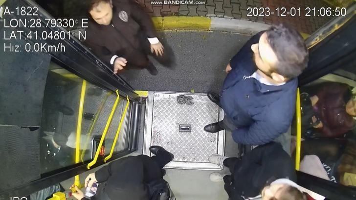 Otobüste akılalmaz anlar! Bir çocuğun uyuduğunu gördüler... Aile durakta indikten sonra fark etti G1