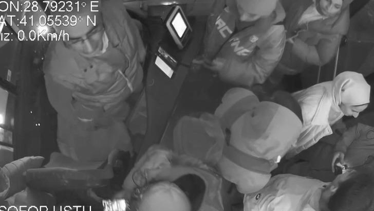 Otobüste akılalmaz anlar! Bir çocuğun uyuduğunu gördüler... Aile durakta indikten sonra fark etti G2