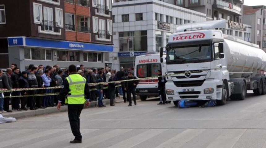 Yağ tankerinin &ccedil;arptığı elektrikli bisikletin s&uuml;r&uuml;c&uuml;s&uuml; &ouml;ld&uuml;