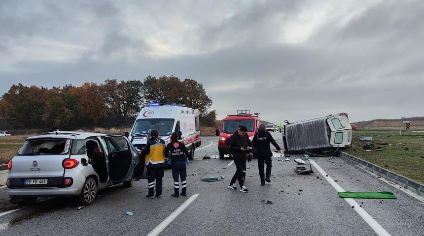 Kırklareli'nde panelvan ile otomobil &ccedil;arpıştı, 1 kişi &ouml;ld&uuml;, 2 kişi yaralandı