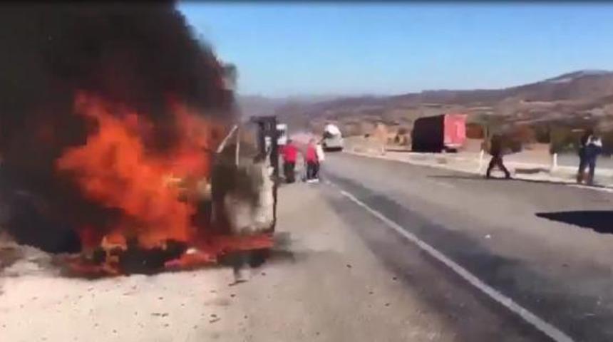 Seyir halindeyken alev alan itfaiye ambulansı yandı