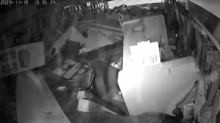 Sel suları iş yerine b&ouml;yle girdi