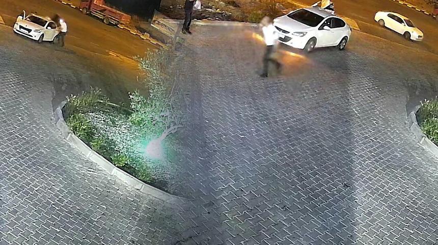 Yer: İzmir! 'Polis çağırmayalım, aramızda halledelim' deyip kadını kaçırdılar: O anlar böyle görüntülendi