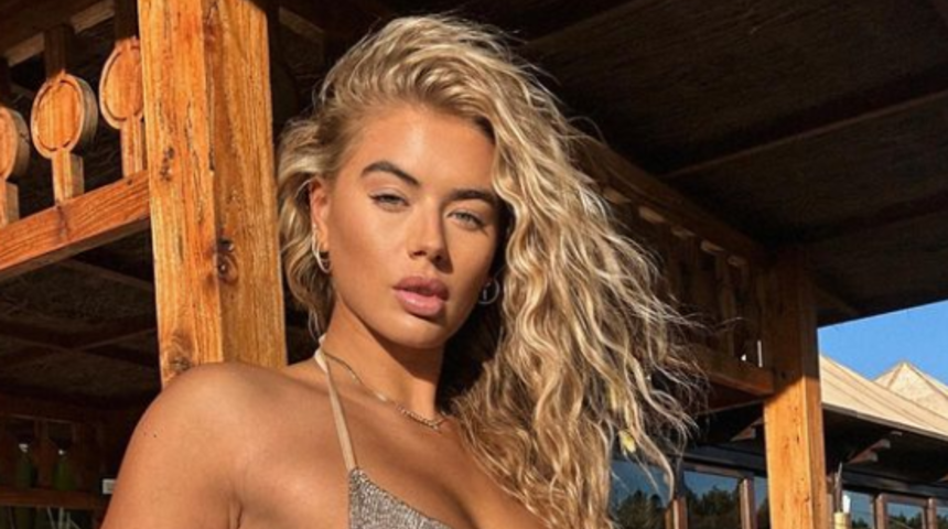 Sosyal medya fenomeni Arabella Chi sırt dekoltesiyle büyüledi! Mini elbisesiyle görenleri mest etti