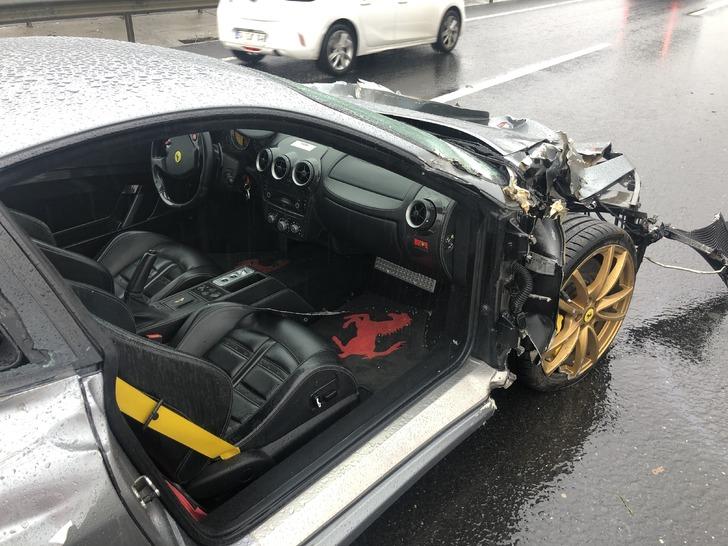 Ünlü iş insanı 10 milyonluk ultra lüks otomobille kaza yaptı! Ferrari pert oldu... Eşi Türkiye'nin günlerce konuştuğu özel jet kazasında hayatını kaybetmişti G5