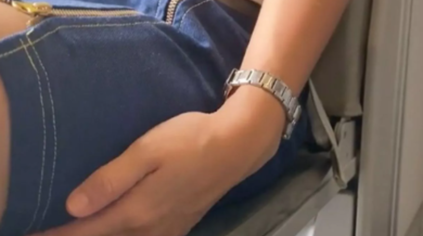 Uçuş görevlileri neden kalkış ve iniş sırasında ellerinin üzerine oturuyorlar? Nedeni herkesi şaşkına çevirdi