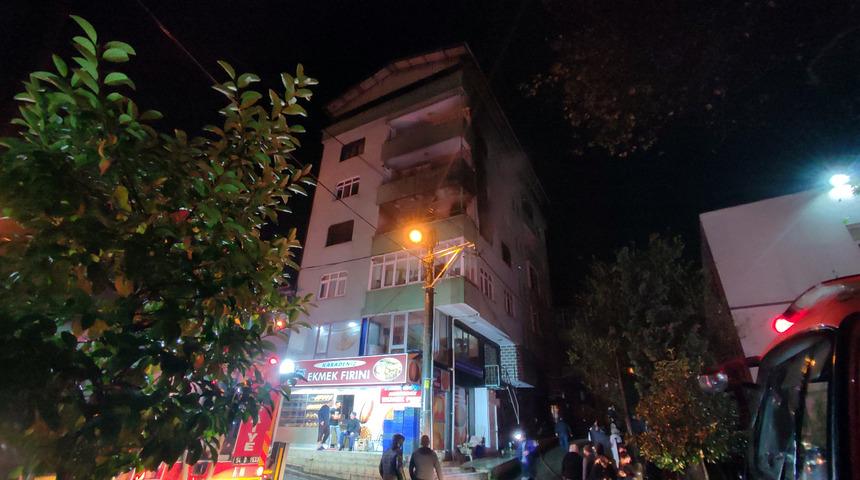 Sakarya'da 5 katlı binanın 3. katında çıkan yangın söndürüldü