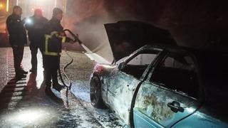 Hatay'da seyir halindeki otomobil alev aldı