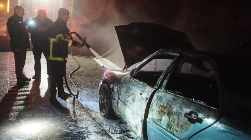 Hatay'da seyir halindeki otomobil alev aldı