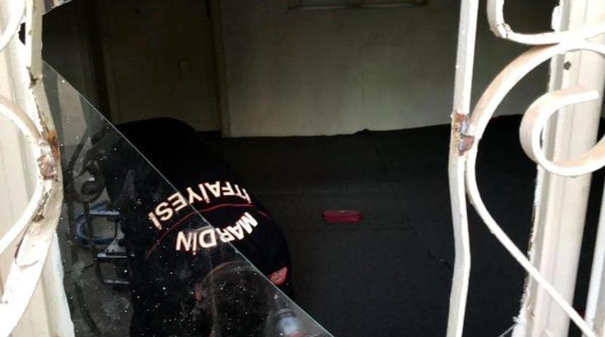 Nusaybin'de &uuml;zerine kapıyı kapatan engelliyi itfaiye kurtardı