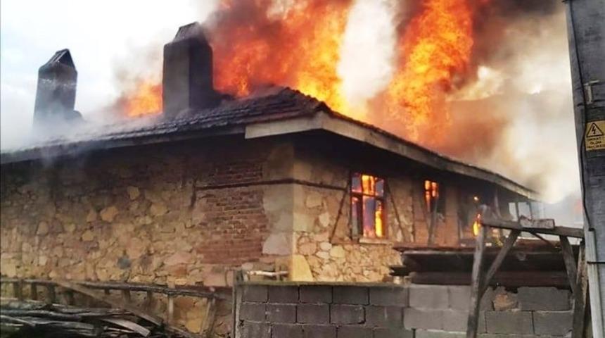 Simav&rsquo;da ahşap ev yangını