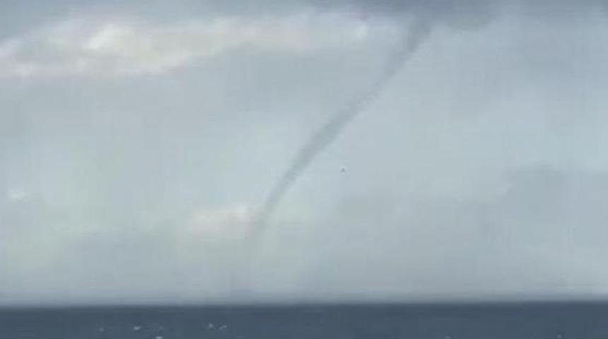 Gören telefona sarıldı! Çanakkale'de hortum meydana geldi