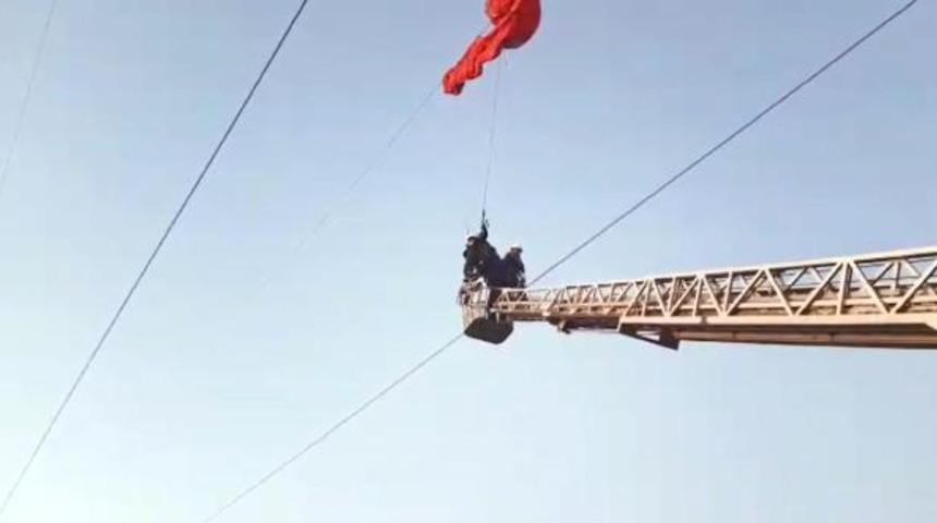 Yama&ccedil; paraş&uuml;t&uuml;yle 154 bin voltluk tellerin arasında 2 saat kurtarılmayı bekledi