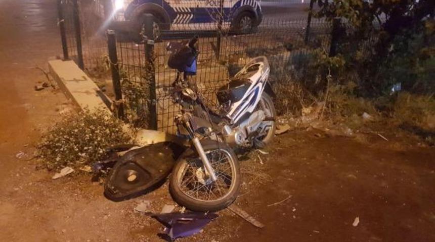 Otomobile &ccedil;arpan motosikletin s&uuml;r&uuml;c&uuml;s&uuml; yaralandı