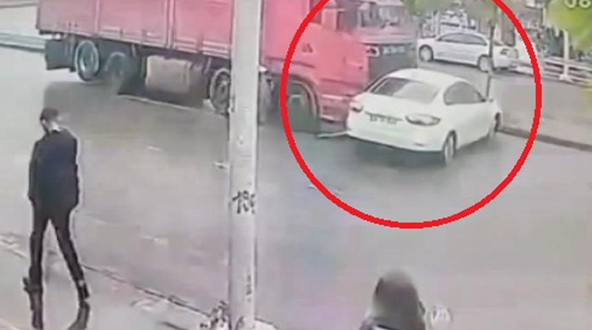 Kamyon, çarptığı arabayı metrelerce sürükledi! O anlar kameraya yansıdı