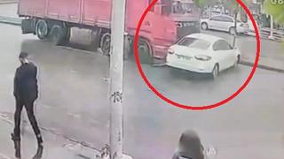 Kamyon, çarptığı arabayı metrelerce sürükledi! O anlar kameraya yansıdı