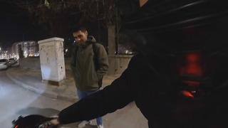 Böylesi görülmedi! Motosiklet sürücüsü ve yayanın yol verme inadı güldürdü