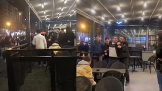 Starbucks'a girip vatandaşlara küfretti! Yetmedi bir de polise saldırdı