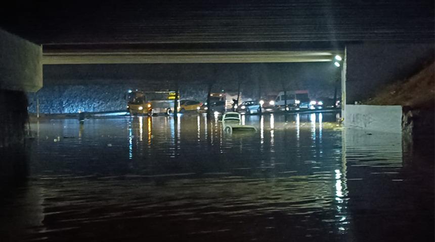 Gaziantep'te yollar g&ouml;le d&ouml;nd&uuml;! Sağanak hayatı fel&ccedil; etti