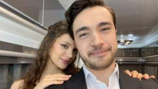 Burak Dakak tiyatro oyununda kaza geçirdi! Apar topar hastaneye kaldırıldı