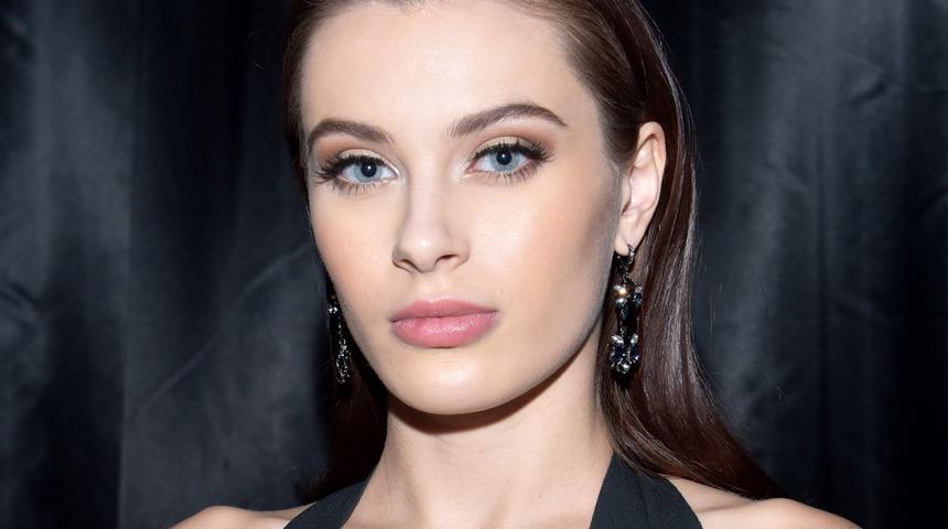 Eski yetişkin film yıldızı Lana Rhoades sosyal medyadan şov yaptı! İncecik taytıyla ışığın azizliğine uğrayınca kıvrımları belli oldu