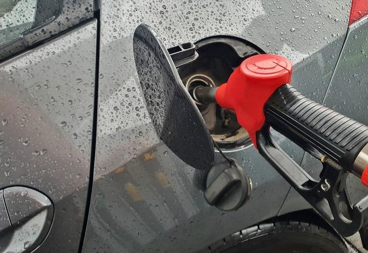 BENZİN FİYATLARI SON DAKİKA: Motorinden sonra akaryakıta üçüncü indirim! Litresi 33 liranın altına geriledi (9 Aralık Cumartesi güncel benzin-mazot fiyatı)