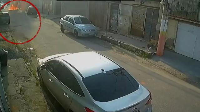 Kan donduran olay! Köpek dışkısı yüzünden tartıştığı adamın üzerine benzin dökerek ateşe verdi... Güvenlik kamerasına böyle yakalandı