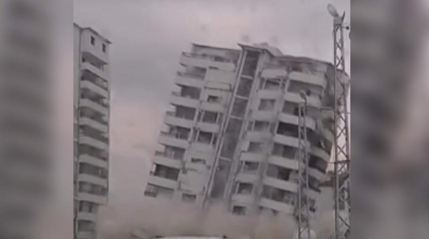 Hatay'da hasarlı 10 katlı bina iş makinesinin darbesiyle yerle bir oldu