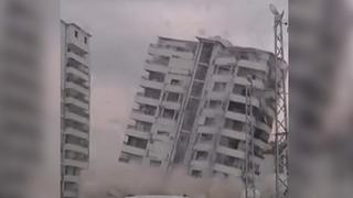 Hatay'da hasarlı 10 katlı bina iş makinesinin darbesiyle yerle bir oldu