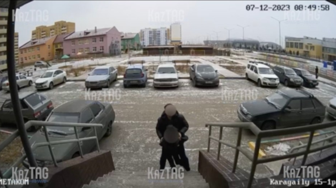 11 yaşındaki kızı zorla evine g&ouml;t&uuml;rmeye &ccedil;alışırken g&ouml;rd&uuml;! Polis sokak ortasındaki tacize anında m&uuml;dahale etti... Kimyasal hadım g&uuml;ndemde