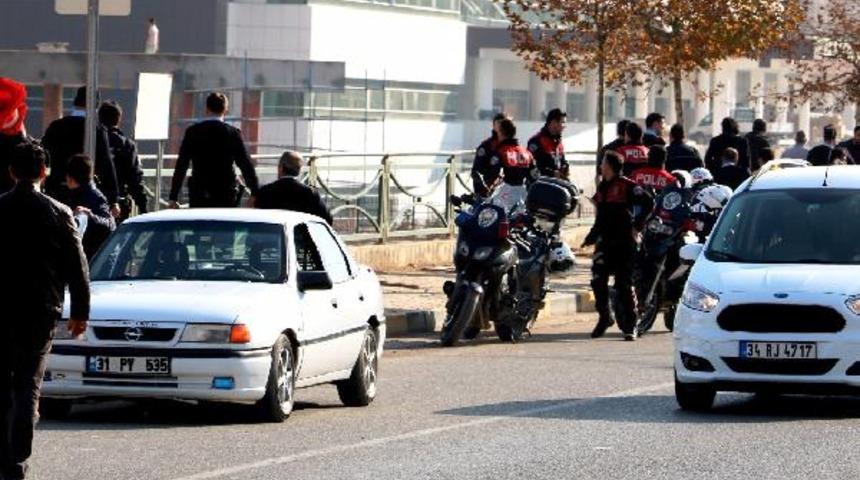 Düğün konvoyunda kavga: 2 polis yaralı