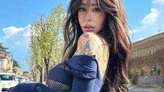 Sosyal medya hesabına Noel ruhunu getirdi! Tren istasyonuna iç çamaşırıyla gidince olay oldu