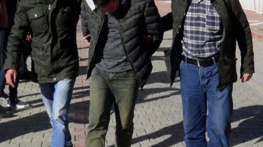 Ezine'de duvarını kırdıkları kuyumcuyu soyan 2 kişi tutuklandı