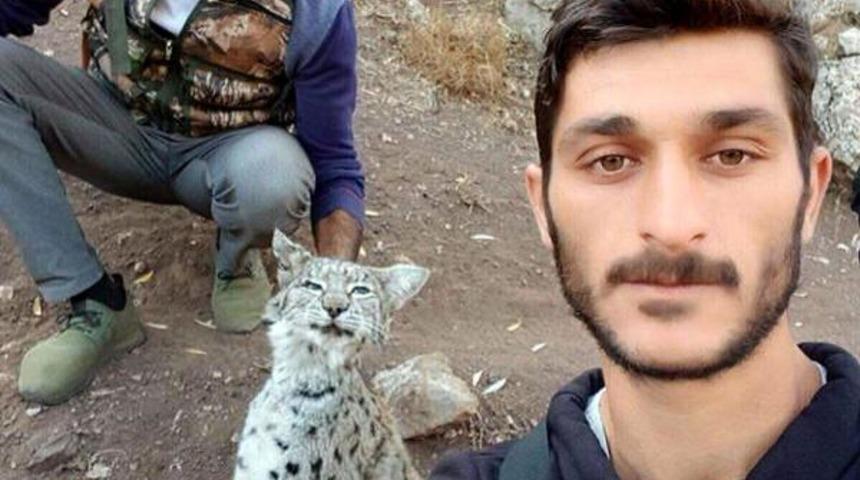 Öldürdükleri vaşakla çekildikleri fotoğrafı paylaştılar
