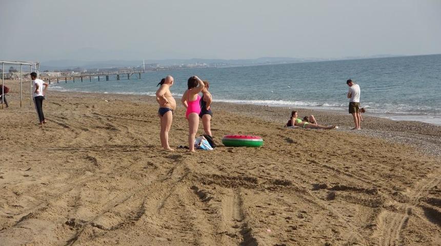 Aralık ayında Antalya sahillerinde deniz keyfi