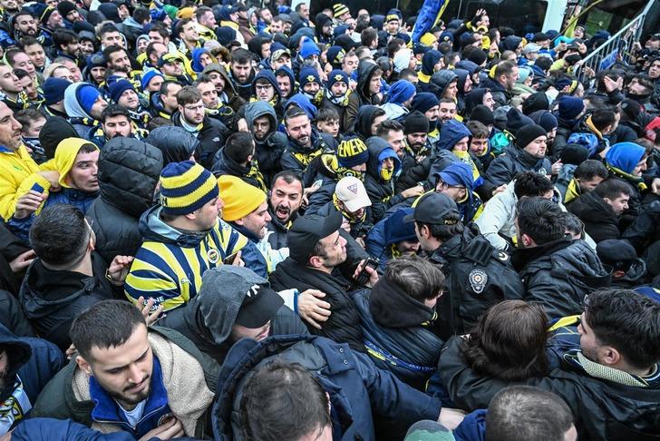Derbi öncesi Tüpraş Stadyumu'nun girişinde arbede! Fenerbahçeli taraftarlar ile polis arasında büyük gerginlik G2