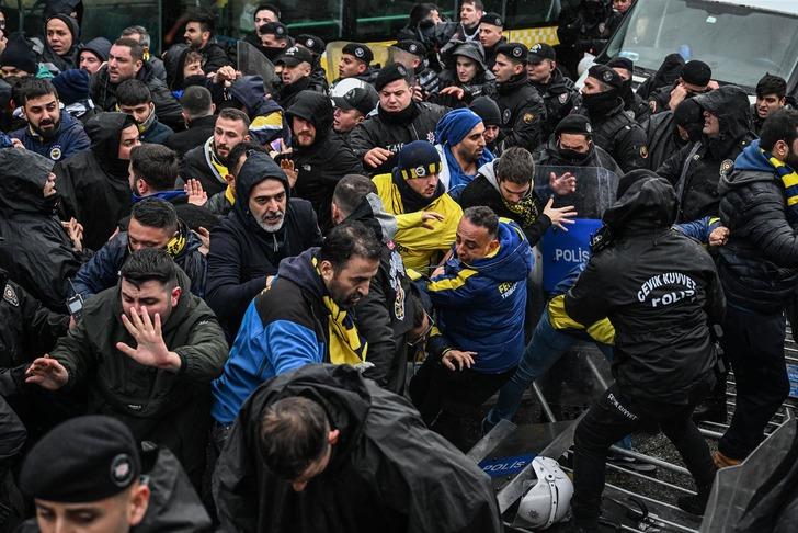 Derbi öncesi Tüpraş Stadyumu'nun girişinde arbede! Fenerbahçeli taraftarlar ile polis arasında büyük gerginlik G5