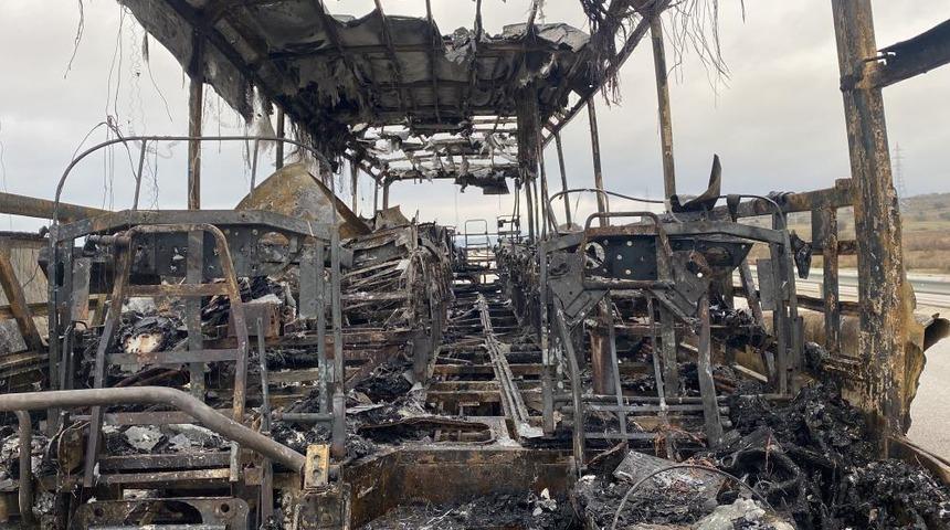 Çanakkale'de seyir halindeki yolcu otobüsü alev alev yandı