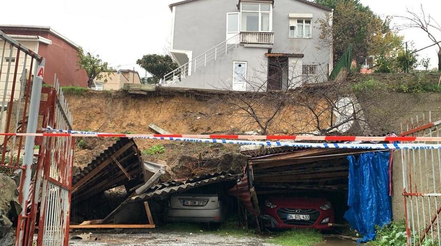 Sarıyer'de istinat duvarı çöktü! Araçlar hasar gördü, bir bina boşaltıldı  
